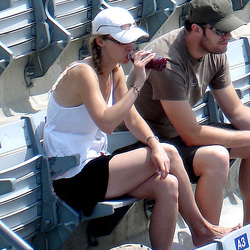 A3  sexy hatter's crossed legs and feet / La Dame à la casquette aux jambes et pieds sexy / Tennis Rogers - Montreal, Québec. CANADA /  July 27th 2008