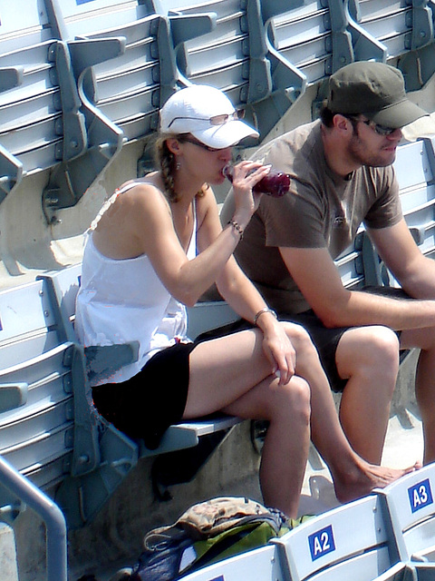 A3  sexy hatter's crossed legs and feet / La Dame à la casquette aux jambes et pieds sexy / Tennis Rogers - Montreal, Québec. CANADA /  July 27th 2008