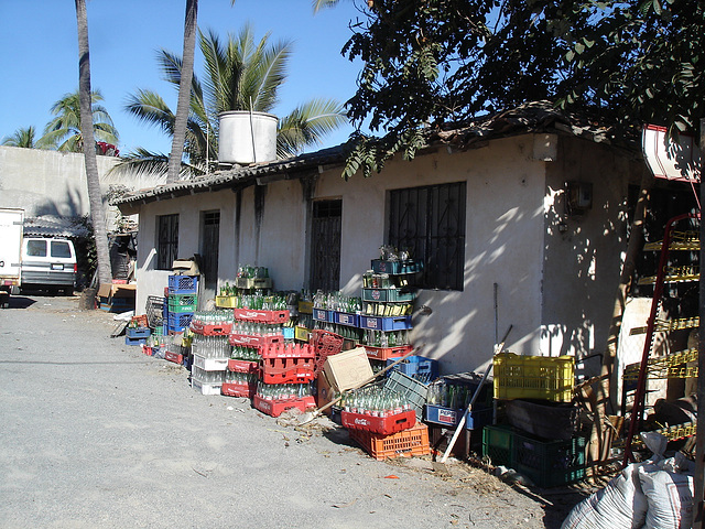 Au Royaume des bouteilles vides /Empty bottles Kingdom / Paraiso de las vacias botellas.