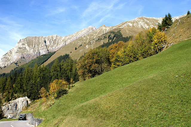 Vom Inntal ins Lechtal. Hahntennjoch. Almen und Grasshänge oberhalb von Bschlabs. ©UdoSm