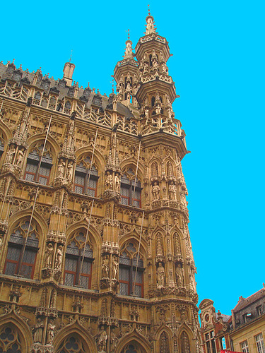 Merveille architecturale / Dreamy architecture - Louvain-Leuven. Belgium / Belgique - 10 novembre 2007. -  Ciel bleu photofiltré / Photofiltered blue sky