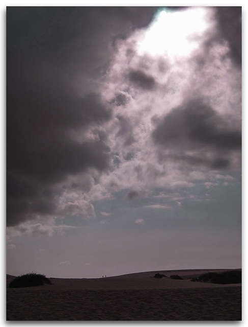 Impression mit Wolken Sonne und Sand