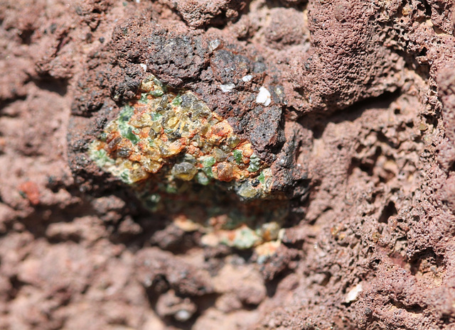 Olivine vert vif dans une pouzzolane