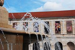 La fontaine et le musée des Beaux-Arts et d'Archéologie