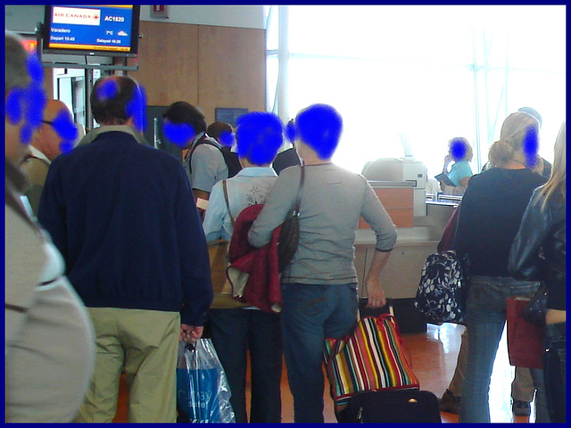 Big potbelly and mature bum -  Grosse bédaine et fesses mature - PET  Montreal airport. 18/10/2008 - Cabezas azul /Anonymous blue heads / Têtes anonymes en bleu.