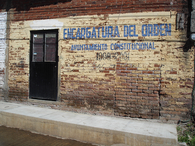 Ancienne façade mexicaine / Old mexican brick wall -  27 mars 2011.