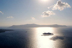 Desde Santorini. Sombra de nube sobre barco.