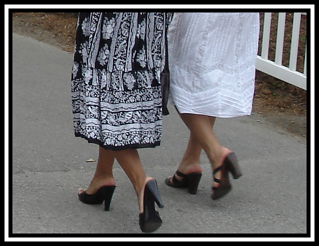 Duo de Dames matures et hispaniques en talons hauts / Hispanic mature Ladies in high heels.