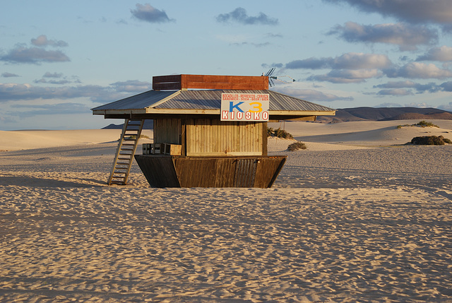 Kiosko en el deserto