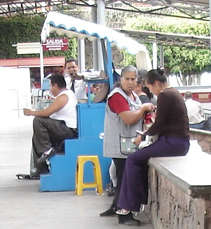 La Dame en sandales blanches à talons hauts / Mexican Lady in white high-heeled sandals.