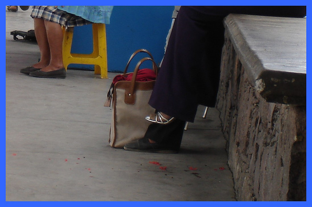 La Dame en sandales blanches à talons hauts / Mexican Lady in white high-heeled sandals.