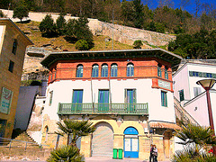 San Sebastián: edificio en el puerto.