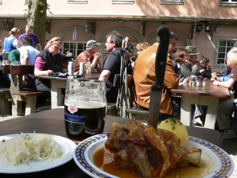 Schweinshaxn, Knödel u. Krautsalat