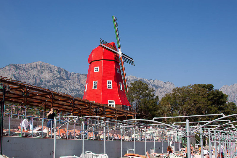 20110304 0245RAw [TR] Windmühle, Hotel Amsterdam, Kemer