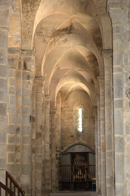 Bas-côté de la nef de l'abbatiale de Chambon-sur-Voueize