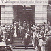 D-ro Zamenhof eliranta el la kongresejo dum la 4a UKo en Dresdeno 1908