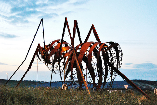 Una hormiga gigante en una rotonda