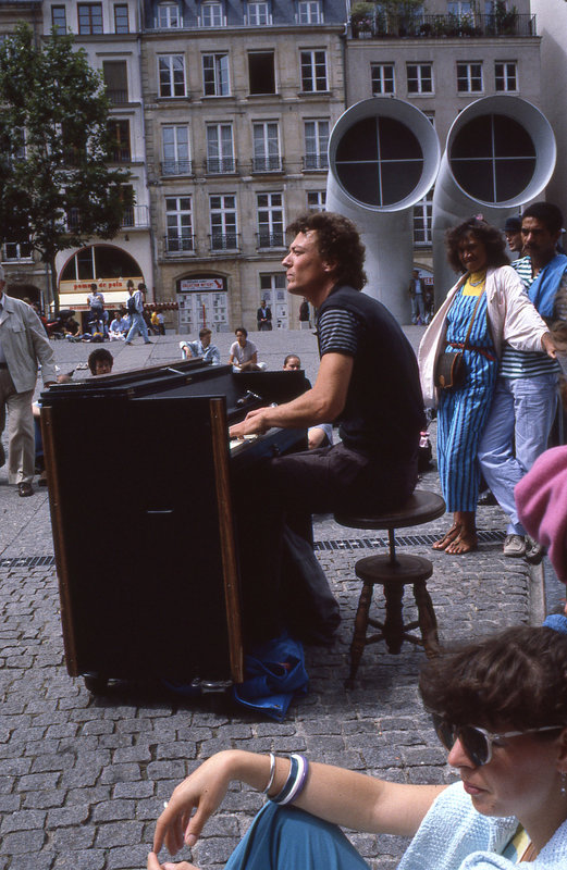 Place Beaubourg , un jour d'été .