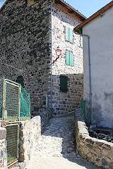 ruelle et petit pont sur le Riou