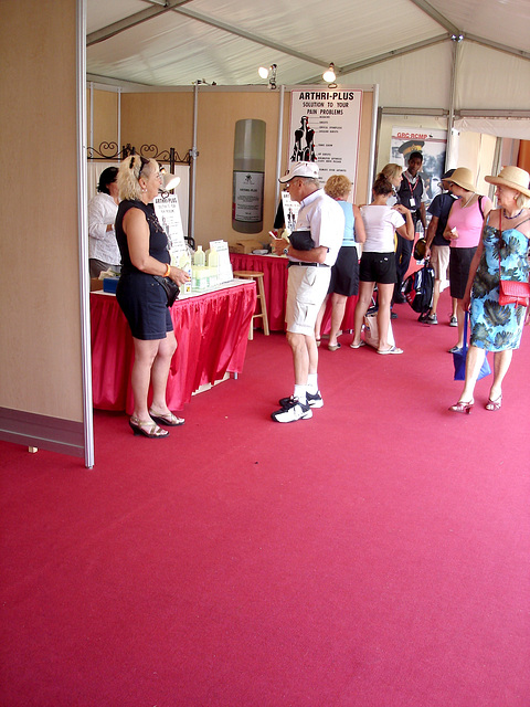 Arthri-plus Blonde mature in wedges on red / Dame blonde en chaussures sexy sur rouge -  Tennis Rogers /  Montreal. July 27th 2008  - Photo originale