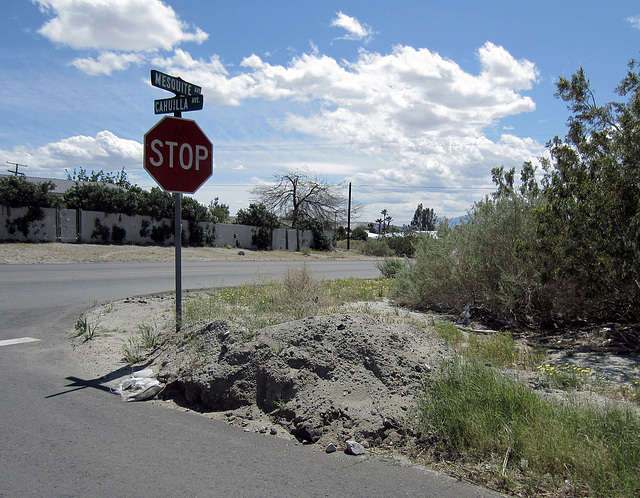 Mound of dirt at Mesquite & Cahuilla (0304)