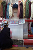 20110302 0129RAw [TR] Teppichknüpferin