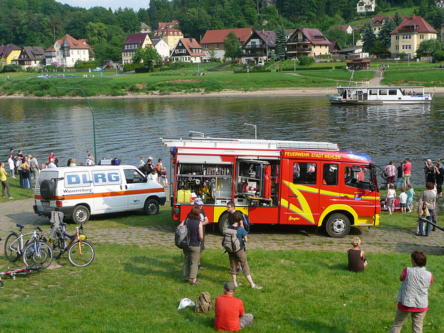 Feuerwehr Rettungsübung von Personen auf der Elbe