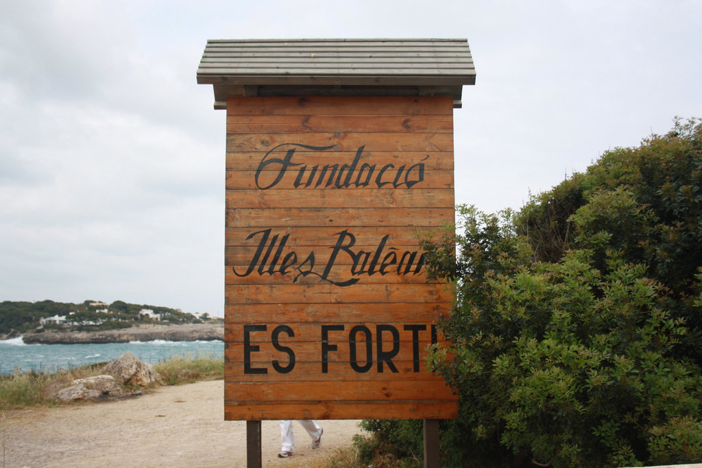 Panneau du fort Es Forti proche de l'hôtel