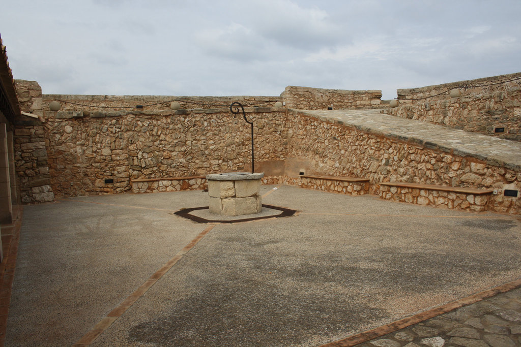"Intérieur" ES FORTI à côté de l'hôtel Las Rocas