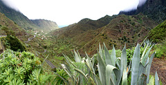 Blick durch das Tal nach Hermigua und Richtung Nordost-Küste.  Das übliche Bild der Insel: Täler und Schluchten und Bergrücken vom Inselzentrum zur Küste. ©UdoSm