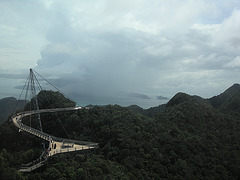 Aussichtsbrücke zwischen den Bergen