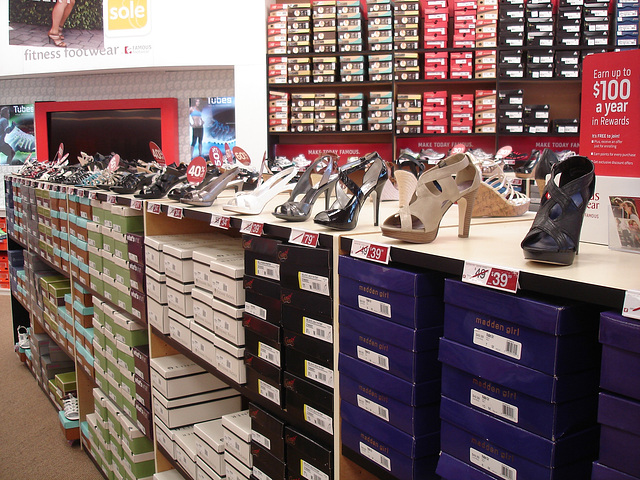 Famous footwears shoes store / Boutique de chaussures