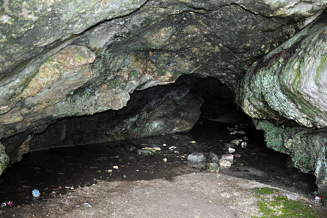 Höhlen und Felsen