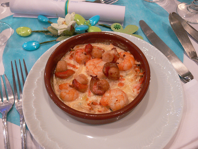 Poêlée de saint jacques et gambas á la crème d´ail