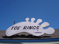 Toe rings & things /Anneaux d'orteil & autres /Anillos del dedo del pie y otra cosas.