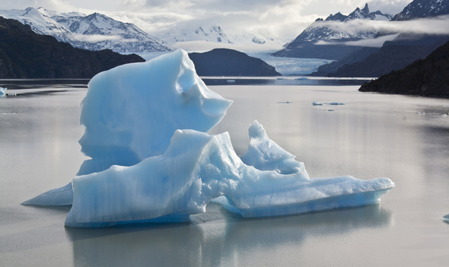 Mole Hielo flotando en el Lago Grey