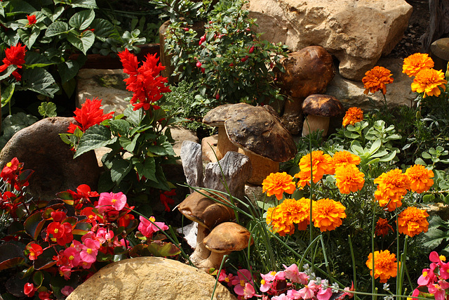 cèpes en déco dans le jardin