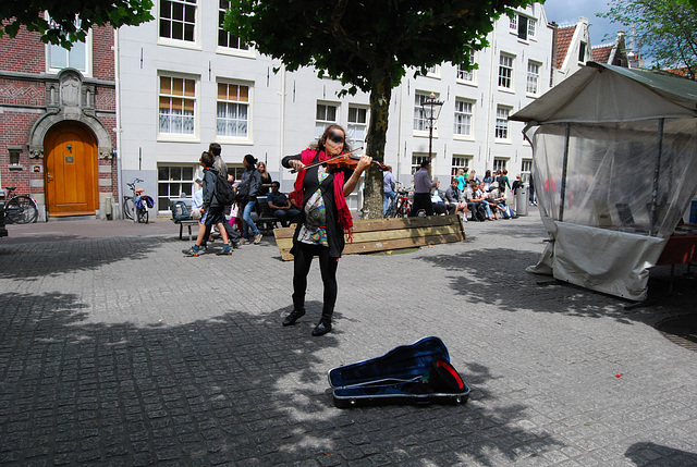 Musicienne de rue à Amsterdam