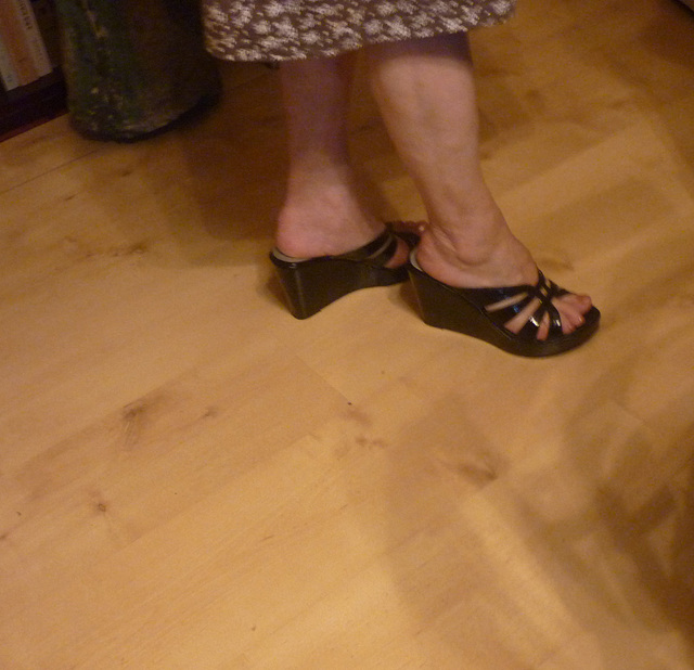 New shoes / Nouvelles chaussures - Mon amie Christiane / My friend Christiane - Photo originale.