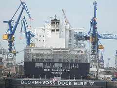 Containerschiff im Dock