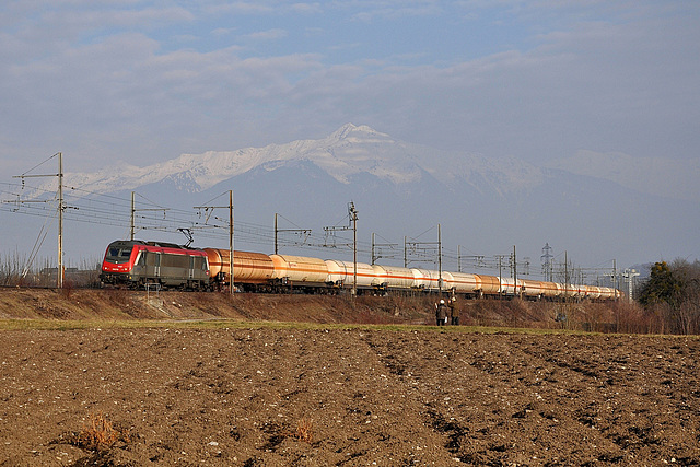 Train de citernes au pied des alpes