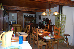 La cuisine en pavé bleu, et puis la table en beau bois