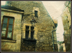 vieille ville de Dijon, regarder par la fenetre quelqu'un surveille