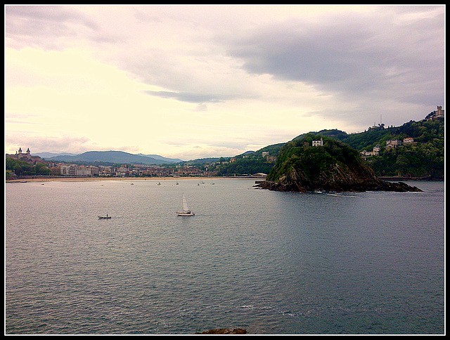 San Sebastián: isla Santa Clara y bahia.