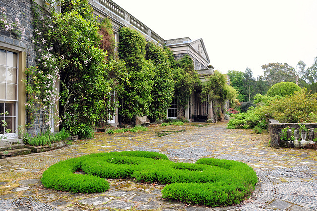 Gartenfront des Hauses und Privat-Terrasse