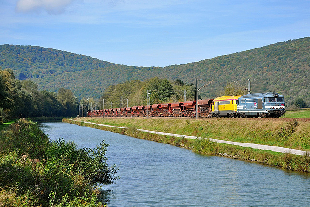 Duo bleu-jaune dans la vallée du Doubs