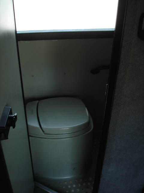 Bus toilet / Toilette de bus.