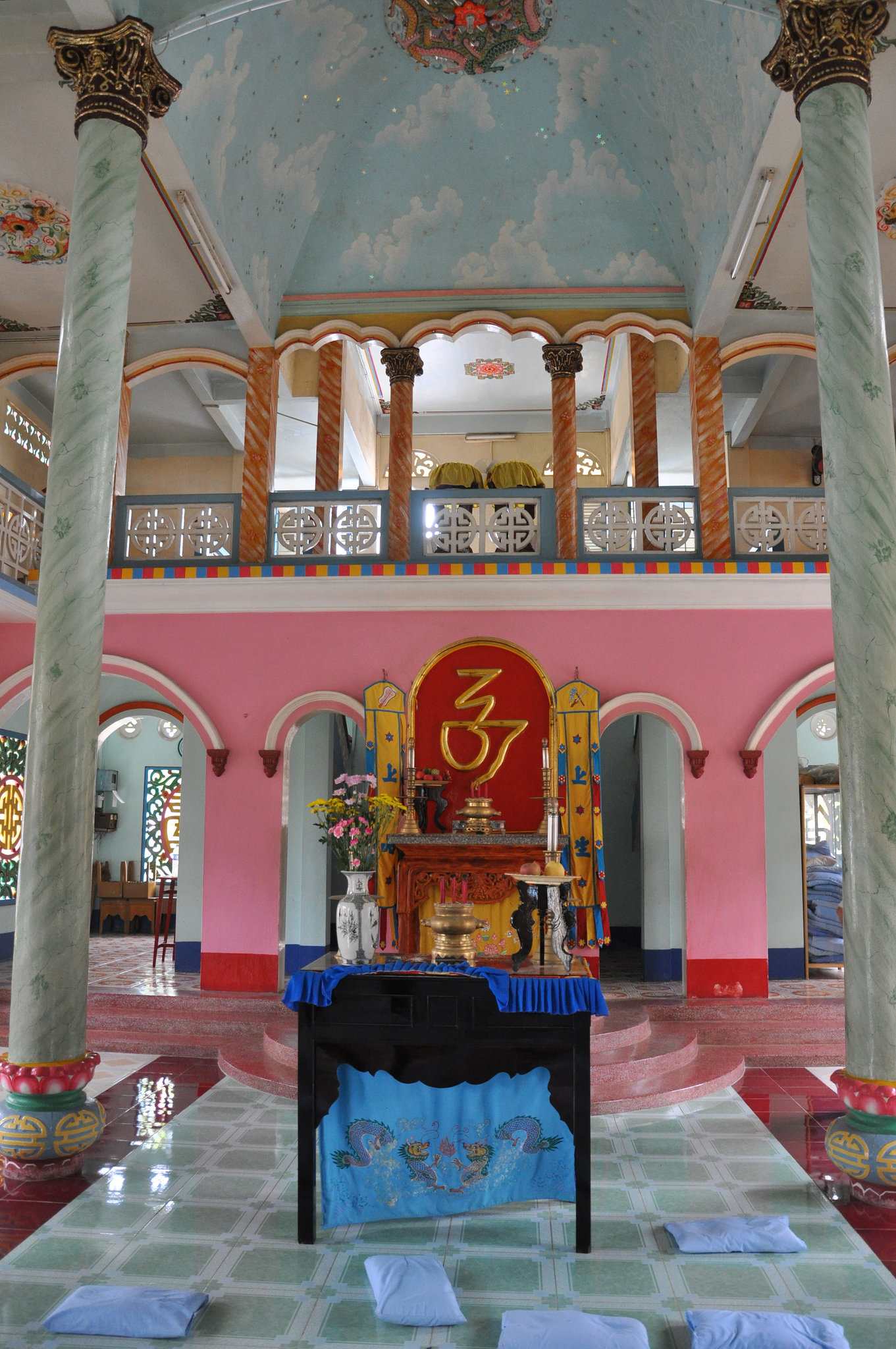 TEMPLE CAODAÏSTE BEN LUC VIETNAM