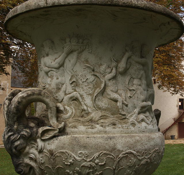 vase dans le parc de la Mairie du Pont Chrétien