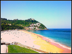 San Sebastián: playa de Ondarreta y monte Igueldo.